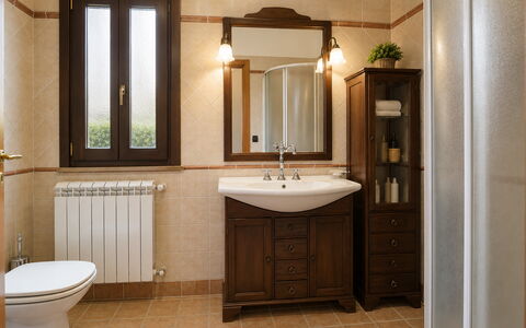 Villa Margi: Lavandino Del Bagno, Interior Design, Pavimentazione, Mobilia, Idraulico Fixture, Lavello, Legna, Pavimento, Mobiletto Del Bagno, Specchio