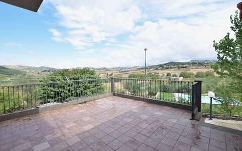 Villa Margi: Collina, Recinzione, Catena Montuosa, Balcone, Cresta, Corrimano, Home Scherma, Colonna