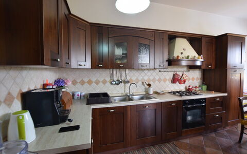 Villa Margi: Cucina, Elettrodomestico Da Cucina, Apparecchio Major, Controsoffitto, Legna, Mobilia, Interior Design, Cabinetry, Pavimentazione, Cucina Stufa