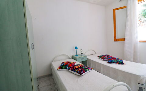 Amanda: Parete, Camera Da Letto, Pavimento, Letto, Pavimentazione, Interior Design, Mobilia, Tessile, Lenzuolo, Biancheria