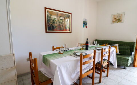 Amanda: Mobilia, Pavimentazione, Interior Design, Pavimento, Legna, Tavolo, Cucina & Sala Da Pranzo Tavolo, Sala Da Pranzo, Sedia, Camera
