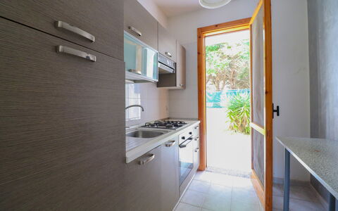 Amanda: Cucina, Lavandino Della Cucina, Legna, Controsoffitto, Elettrodomestico Da Cucina, Apparecchio Major, Pavimentazione, Casa, Pavimento, Interior Design