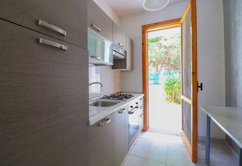 Amanda: Cucina, Lavandino Della Cucina, Legna, Controsoffitto, Elettrodomestico Da Cucina, Apparecchio Major, Pavimentazione, Casa, Pavimento, Interior Design