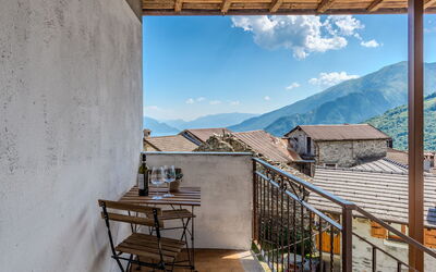 Gravedona 820: Finestra, Architettura, Zona Residenziale, Casa, Casa, Tetto, Villetta, Driveway, Sobborgo, Vettura Mid-Size
