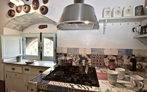 Villa Fontanazza: Interior Design, Cucina, Pavimentazione, Legna, Mobilia, Elettrodomestico Da Cucina, Soffitto, Controsoffitto, Pavimento, Camera