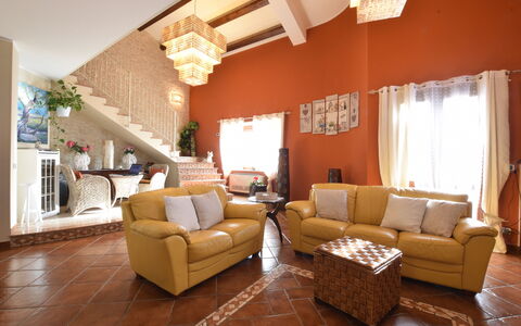 Villa Ina: Mobilia, Interior Design, Parete, Pavimentazione, Divano, Pavimento, Soffitto, Legna, Soggiorno, Camera