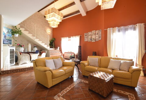 Villa Ina: Mobilia, Interior Design, Parete, Pavimentazione, Divano, Pavimento, Soffitto, Legna, Soggiorno, Camera