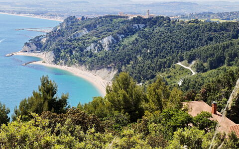 Villa Sole - Exclusive Villa al Conero con Piscina: Blu, Corpo D'Acqua, Costa, Costiera E Morfologie Oceanic, Paesaggio Naturale, Mare, Promontorio, Terreno, Orizzonte, Baia