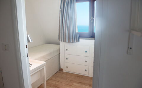 Villa Sole - Exclusive Villa al Conero con Piscina: Legna, Mobilia, Interior Design, Pavimento, Pavimentazione, Camera, Soffitto, Camera Da Letto, Letto, Appartamento