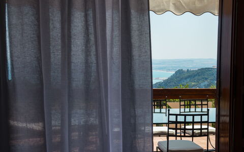 Villa Sole - Exclusive Villa al Conero con Piscina: Per Finestre, Tessile, Tenda, Finestra Trattamento, Shade, Balcone, Biancheria, Illuminazione Diurna
