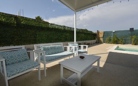 Villa Cosentini: Mobilia, Mobili Da Esterno, Sedia, Tavolo, Pavimento, Pavimentazione, Piscina, Tavolo Esterno, Materiale Composito, Shade