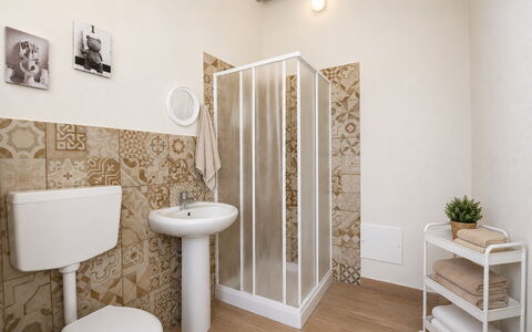 Villa Cosentini: Pavimentazione, Pavimento, Idraulico Fixture, Bagno, Piastrella, Toilet Seat, Gabinetto, Sfondo, Idraulico