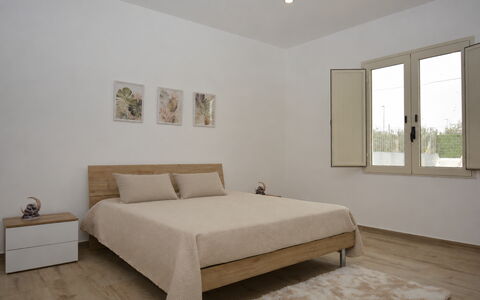 Villa Cosentini: Letto, Mobilia, Camera Da Letto, Pavimentazione, Pavimento, Interior Design, Parete, Legna, Lenzuolo, Bedding