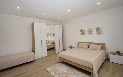 Villa Cosentini: Mobilia, Letto, Interior Design, Camera Da Letto, Pavimento, Pavimentazione, Parete, Legna, Camera, Bedding