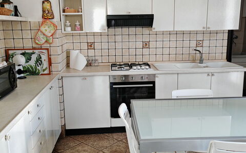 Villa del Monte: Cucina, Elettrodomestico Da Cucina, Mobilia, Controsoffitto, Pavimentazione, Apparecchio Major, Cabinetry, Interior Design, Pavimento, Legna