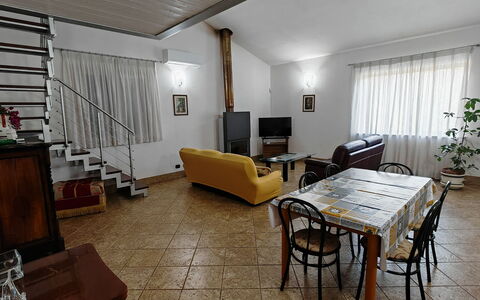 Villa del Monte: Mobilia, Interior Design, Pavimentazione, Pavimento, Legna, Soffitto, Camera, Divano, Illuminazione, Soggiorno