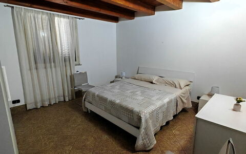 Villa del Monte: Letto, Camera Da Letto, Pavimento, Lenzuolo, Bedding, Interior Design, Pavimentazione, Camera, Mobilia, Soffitto