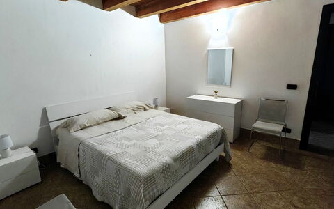 Villa del Monte: Letto, Camera Da Letto, Pavimento, Bedding, Pavimentazione, Interior Design, Mobilia, Lenzuolo, Parete, Legna
