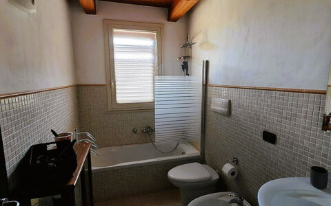 Villa del Monte: Parete, Idraulico Fixture, Pavimentazione, Pavimento, Idraulico, Piastrella, Bagno, Materiale Composito, Rubinetto, Lavandino Del Bagno