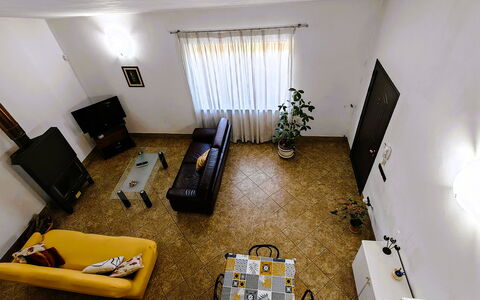 Villa del Monte: Mobilia, Interior Design, Pavimentazione, Pavimento, Parete, Divano, Legna, Camera, Soffitto, Soggiorno