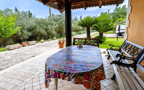 Villa del Monte: Mobilia, Sedia, Mobili Da Esterno, Giardino, Flagstone, Shade, Backyard, Tavolo Esterno, Cortile, Landscaping