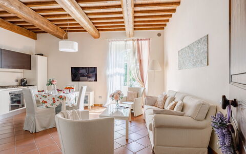 Serafini Holiday Home: Mobilia, Interior Design, Pavimentazione, Tavolo, Sedia, Casa, Pavimento, Camera, Soggiorno, Divano