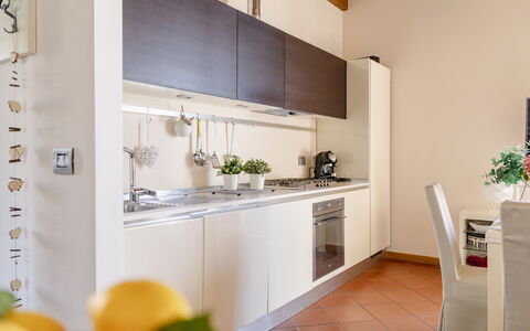 Serafini Holiday Home: Cucina, Elettrodomestico Da Cucina, Controsoffitto, Apparecchio Major, Interior Design, Pavimentazione, Mobilia, Cabinetry, Casa, Appartamento