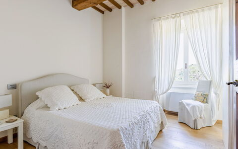 Serafini Holiday Home: Mobilia, Letto, Interior Design, Camera Da Letto, Bedding, Lenzuolo, Pavimento, Parete, Pavimentazione, Biancheria