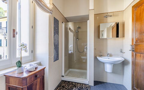 Serafini Holiday Home: Pavimentazione, Pavimento, Idraulico Fixture, Bagno, Interior Design, Idraulico, Camera, Porta, Gabinetto, Rubinetto