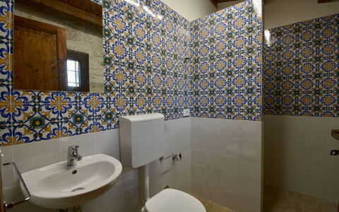 Villa Palmento: Pavimentazione, Bagno, Pavimento, Piastrella, Idraulico Fixture, Interior Design, Mosaico, Toilet Seat, Idraulico, Gabinetto