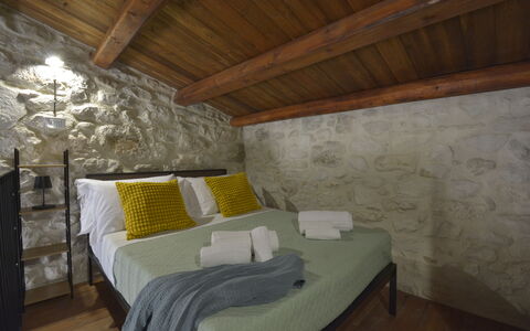 Villa Palmento: Parete, Camera Da Letto, Interior Design, Pavimentazione, Letto, Pavimento, Casa, Soffitto, Lenzuolo, Bedding