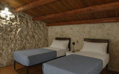 Villa Palmento: Parete, Mobilia, Interior Design, Camera Da Letto, Pavimento, Letto, Telaio Del Letto, Muro ​​Di Pietra, Camera, Bedding