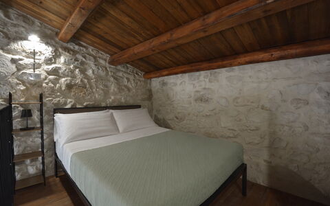 Villa Palmento: Parete, Camera Da Letto, Soffitto, Telaio Del Letto, Letto, Bedding, Muro ​​Di Pietra, Lenzuolo, Biancheria, Materasso
