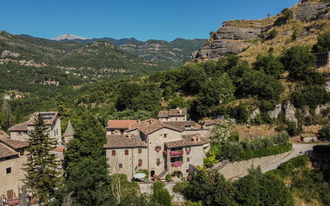Agriturismo Arcera: Geografia Montane, Montagna, Collina, Highland, Casa, Paesaggio, Catena Montuosa, Area Rurale, Insediamento Umano, Villaggio