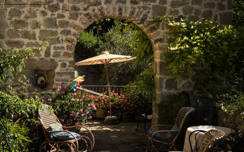 Agriturismo Arcera: Vaso Di Fiori, Mobilia, Giardino, Pianta Della Casa, Mobili Da Esterno, Sedia, Flagstone, Cortile, Tavolo Esterno