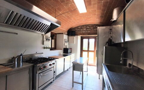 Villa Campo al Vento - Country Farm: Cucina, Controsoffitto, Elettrodomestico Da Cucina, Cucina Stufa, Apparecchio Major, Illuminazione, Soffitto, Interior Design, Stufa, Elettrodomestico