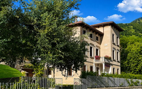Villa 900 Design & Hills Escape: Zona Residenziale, Casa, Arbusto, Casa, Insediamento Umano, Balcone, Giardino, Prato, Estate