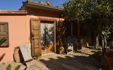 Ranch Salomonello: Vaso Di Fiori, Porta, Pianta Della Casa, Shade, Giardino, Porta A Casa, Backyard, Cortile, Color Legno, Sedia