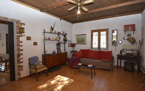 Ranch Salomonello: Mobilia, Pavimentazione, Interior Design, Legna, Pavimento, Tavolo, Soffitto, Sedia, Camera, Illuminazione