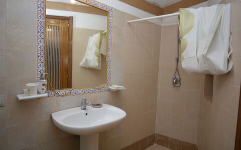 Ranch Salomonello: Lavandino Del Bagno, Bagno, Idraulico Fixture, Parete, Lavello, Pavimentazione, Specchio, Rubinetto, Pavimento, Interior Design