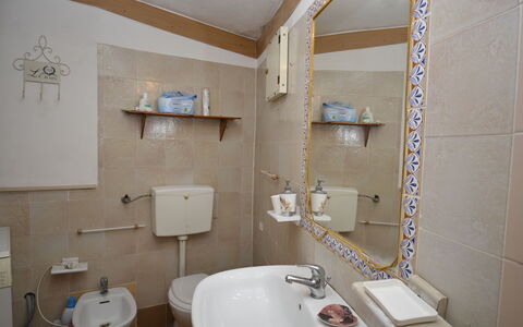 Ranch Salomonello: Lavandino Del Bagno, Bagno, Idraulico Fixture, Parete, Lavello, Interior Design, Pavimentazione, Pavimento, Specchio, Rubinetto