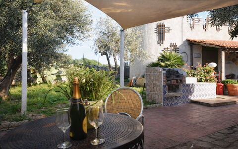 Ranch Salomonello: Mobilia, Mobili Da Esterno, Shade, Sedia, Tavolo Esterno, Giardino, Flagstone, Struttura Esterna, Backyard, Cortile