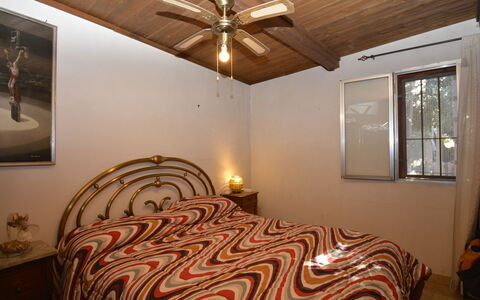 Ranch Salomonello: Interior Design, Parete, Mobilia, Letto, Camera Da Letto, Legna, Soffitto, Lenzuolo, Bedding, Pavimentazione