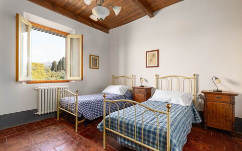 Il Leccio, Vinci, Private Pool and Tennis: Mobilia, Letto, Camera Da Letto, Interior Design, Camera, Bedding, Telaio Del Letto, Lenzuolo, Casa, Cornice