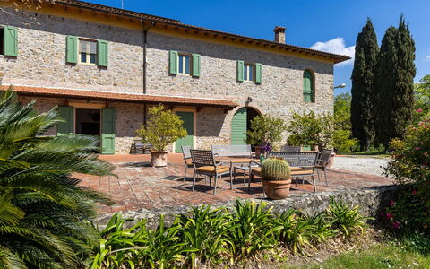 Il Leccio, Vinci, Private Pool and Tennis: Giardino, Brick, Landscaping, Agriturismo, Cortile, Hacienda, Backyard, Villa, Cortile