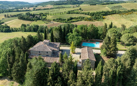Maison Badia a Passignano: Albero, Casa, Zona Residenziale, Casa, Estate, Tetto, Villetta, Agriturismo, Larice, Landscaping