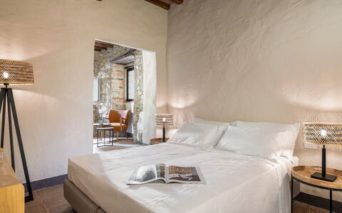 Maison Badia a Passignano: Parete, Mobilia, Interior Design, Pavimentazione, Camera Da Letto, Letto, Pavimento, Soffitto, Tessile, Lenzuolo