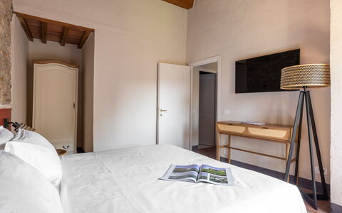 Maison Badia a Passignano: Parete, Camera Da Letto, Interior Design, Letto, Mobilia, Lenzuolo, Bedding, Pavimento, Pavimentazione, Telaio Del Letto