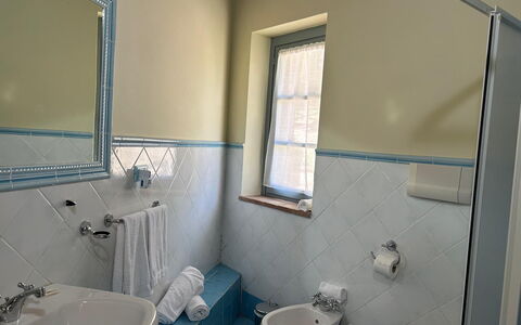 Casa Stella Serena, Podere le Scopaie, Pool: Lavandino Del Bagno, Interior Design, Pavimentazione, Idraulico Fixture, Bagno, Pavimento, Mobilia, Lavello, Rubinetto, Idraulico