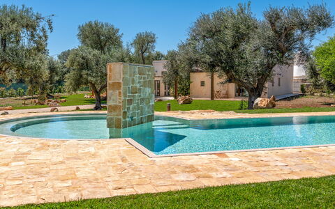 Le Camere di Corte Kalia by Raro Rooms: Blu, Piscina, Giardino, Landscaping, Giochi D'Acqua, Prato, Shade, Cortile, Backyard, Parco
